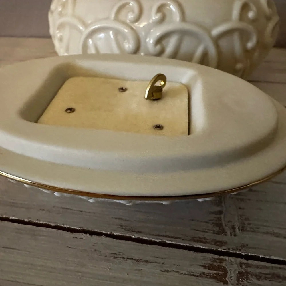 LENOX Ivory Rose Embossed Jewelry Trinket Box Music Oval Gold Trim 5.5